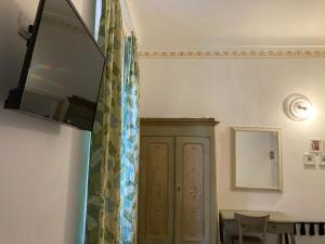 uma cortina está pendurada num quarto com um armário em Casa Italia em Spotorno