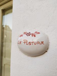 um sinal na lateral de um edifício em Masseria La Lizza - Ospitalità Rurale em Lecce