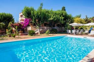 Bazén v ubytovaní Cretan Stone built Villa Agapi alebo v jeho blízkosti