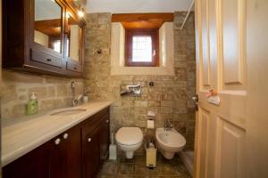 Kúpeľňa v ubytovaní Cretan Stone built Villa Agapi