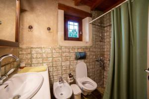 Kúpeľňa v ubytovaní Cretan Stone built Villa Agapi