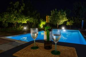 Bazén v ubytovaní Cretan Stone built Villa Agapi alebo v jeho blízkosti