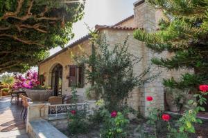 Vonkajšia záhrada v ubytovaní Cretan Stone built Villa Agapi