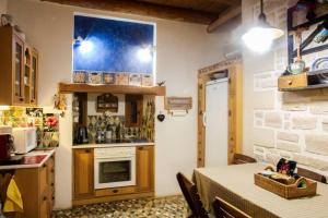 Kuchyňa alebo kuchynka v ubytovaní Cretan Stone built Villa Agapi