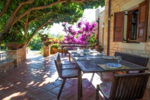 Vonkajšia záhrada v ubytovaní Cretan Stone built Villa Agapi