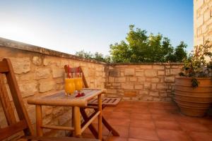 Patio alebo iná vonkajšia časť ubytovania Cretan Stone built Villa Agapi
