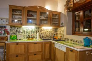 Kuchyňa alebo kuchynka v ubytovaní Cretan Stone built Villa Agapi