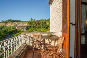 Balkón alebo terasa v ubytovaní Cretan Stone built Villa Agapi