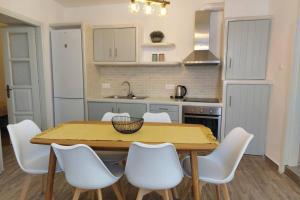 Η κουζίνα ή μικρή κουζίνα στο Παραδοσιακό σπίτι εντός της Χώρας της Ίου