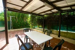 un tavolo bianco e sedie su un patio di N142 - Numana, deliziosa villetta con giardino a Numana