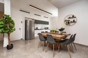 Kuchyň nebo kuchyňský kout v ubytování YalaRent Caesar's Villa with Private Pool