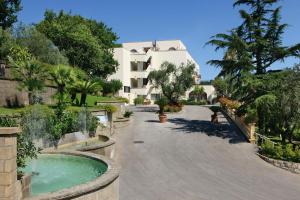 O grădină în afara Nastro Azzurro Resort
