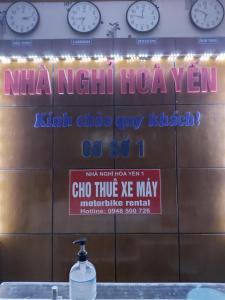 a sign on a wall with clocks on it at Nhà nghỉ Hòa Yến 1 in Yên Bái