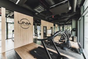 een fitnessruimte met loopbanden en crosstrainers in een kamer bij Apartament SPA Lublin Centrum in Lublin