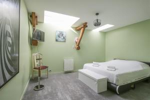 Postel nebo postele na pokoji v ubytování Gîte l'Ardoisier 7 Pers Sauna Bayeux 2km
