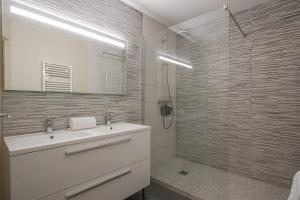 Koupelna v ubytování Gîte l'Ardoisier 7 Pers Sauna Bayeux 2km + 18 fotografií