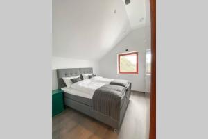 sypialnia z łóżkiem w pokoju w obiekcie Flatanger Turkish Bath apartment w mieście Lauvsnes