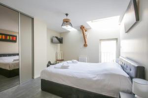 Postel nebo postele na pokoji v ubytování Gîte l'Ardoisier 7 Pers Sauna Bayeux 2km