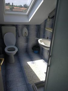 Koupelna v ubytování Pansion Marinka-Bire Rooms