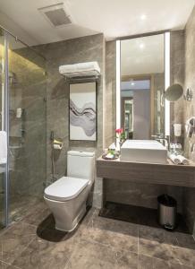 a bathroom with a toilet and a sink and a tub at Aber Khamis Mushait in Khamis Mushayt