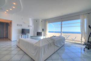 - une chambre avec un lit et une vue sur la plage dans l'établissement Villa Ischia Attico sul mare a Verezzi, à Borgio Verezzi