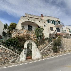 une maison sur le côté d'une route dans l'établissement Villa Ischia Attico sul mare a Verezzi, à Borgio Verezzi