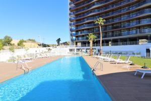 Bazén v ubytování Sunset Waves 18-35 Poniente Beach Resort nebo v jeho okolí