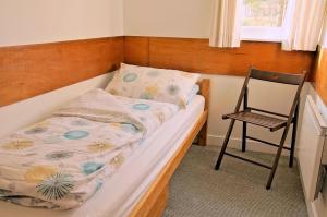 1 cama y 1 silla en una habitación en Inveraray Hostel, en Inveraray