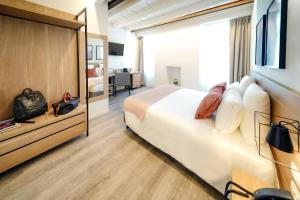 pokój hotelowy z łóżkiem i biurkiem w obiekcie Bergamo Inn 15 w Bergamo
