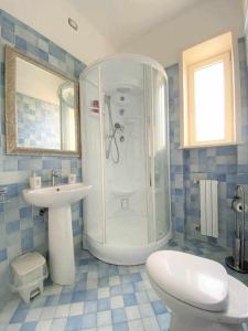 ガリポリにあるAppartamento vista mare doccia saunaidromassaggioのバスルーム(シャワー、トイレ、シンク付)
