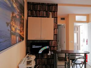 uma sala de jantar com uma prateleira cheia de DVDs em House Romantic R/C left no Porto