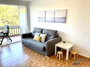 Ein Sitzbereich in der Unterkunft APARTBEACH CYE 6 CLIMATIZADO y JUNTO PLAYA