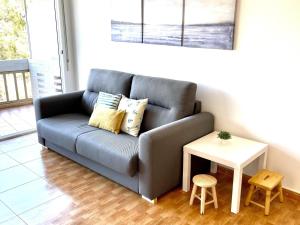 Ein Sitzbereich in der Unterkunft APARTBEACH CYE 6 CLIMATIZADO y JUNTO PLAYA