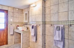 Haus Schwerinsburg Guest House tesisinde bir banyo