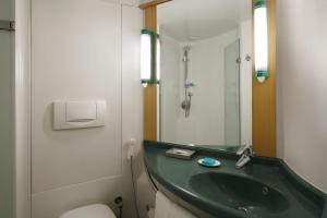 Koupelna v ubytování ibis Pune Viman Nagar - An Accor Brand