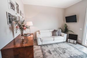 salon z białą kanapą i stołem w obiekcie Ferienwohnung Montelago w mieście Gargnano