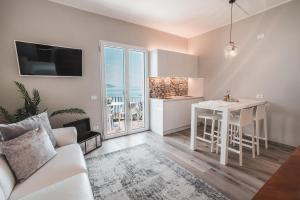 salon z białą kanapą i stołem w obiekcie Ferienwohnung Montelago w mieście Gargnano