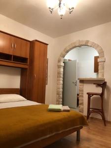En eller flere senge i et værelse på Pansion Marinka-Bire Rooms