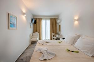 pokój hotelowy z łóżkiem z ręcznikami w obiekcie Hotel Aegeon w mieście Parikia