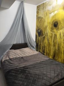 una camera con letto a baldacchino di Studio a Tulcea