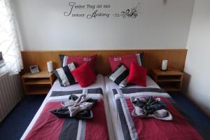 ein Schlafzimmer mit zwei Betten mit Schuhen drauf in der Unterkunft Am Hermannsbachl in Bischofsmais