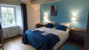 1 dormitorio con 2 camas y paredes azules en Kervaillant, en Plouëc