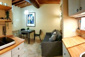 een woonkamer met een bank en een tafel bij tra Miracoli e Cavalieri in Pisa