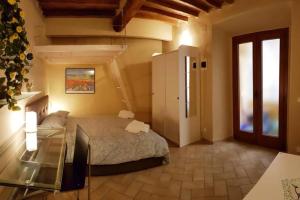 een slaapkamer met een bed en een glazen tafel bij tra Miracoli e Cavalieri in Pisa