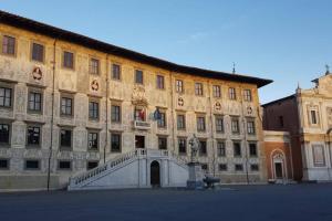 een groot gebouw met een trap ervoor bij tra Miracoli e Cavalieri in Pisa