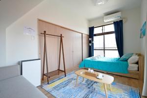 a small bedroom with a bed and a table at Oji Natural Cosy House in Tokyo