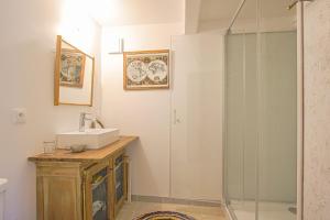 グランカン・メジーにあるLE TIVOLI 1853のバスルーム(シンク、シャワー付)
