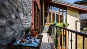 - un balcon avec une table et de la nourriture dans l'établissement FONTANE APARTMENTS, à Salò