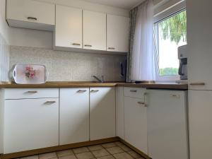 Kuchyň nebo kuchyňský kout v ubytování Haus-Sonnenwinkel-Bungalow-5