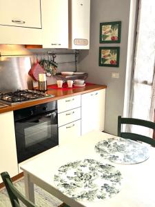 Kuchyň nebo kuchyňský kout v ubytování Monolocale ai piedi di Città Alta